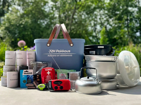 Vaaleansininen 72 tunnin kotivara sisältäen ensiaputarvikkeet ja ruokaa kriisitilanteisiin
