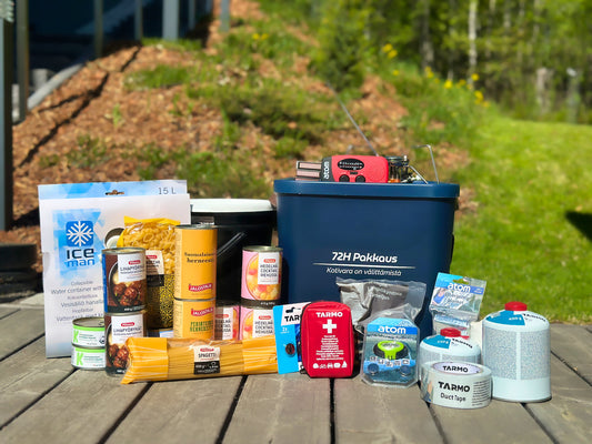 Viranomaisohjeiden mukaisen kotivaran sisältö esillä. Sisältö ruokaa, vettä hygieniatarvikkeita ja varautumistarvikkeita.
